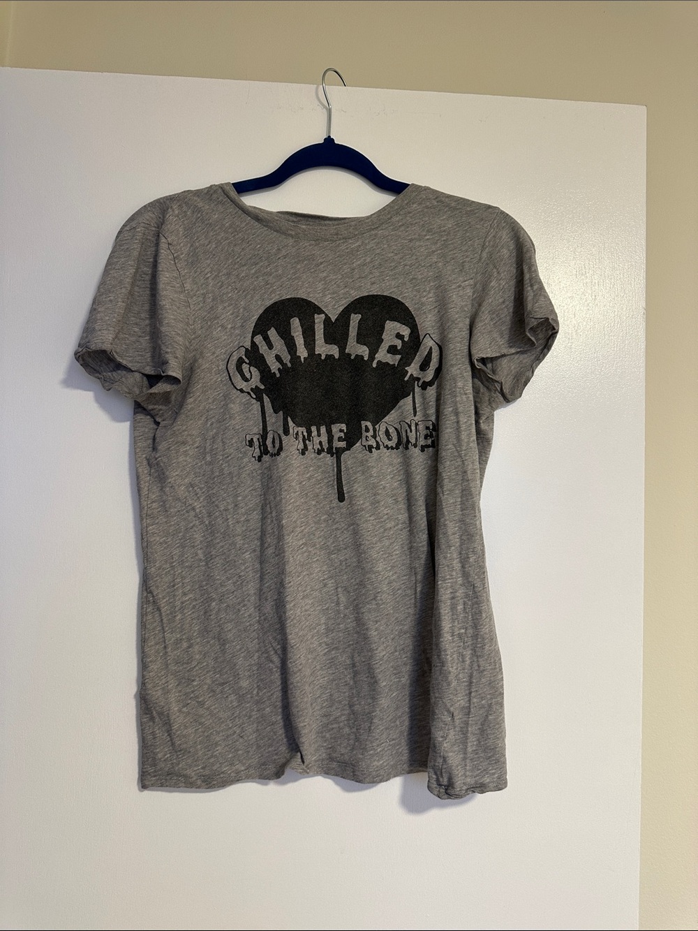 Zoe Karssen Gray Graphic 'Chilled to the Bone' Short Sleeve Tee